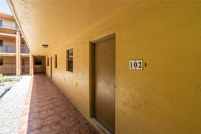 Building Photo - 339 W 68th St