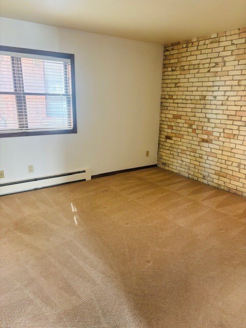 Dormitorio 2 - 1700 - 1702 N Farwell Ave