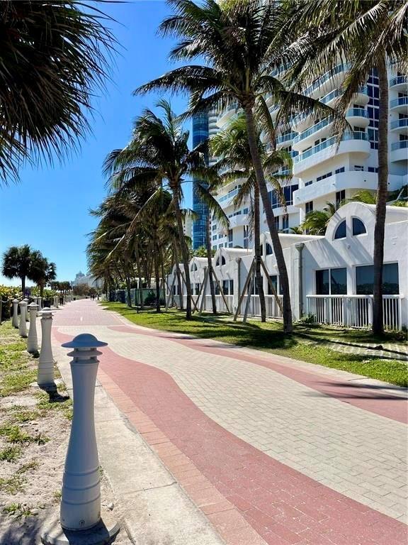 Foto del edificio - 6423 Collins Ave