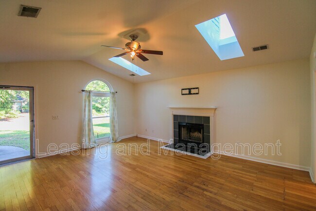 Photo - 1240 Llewellyn Rd House