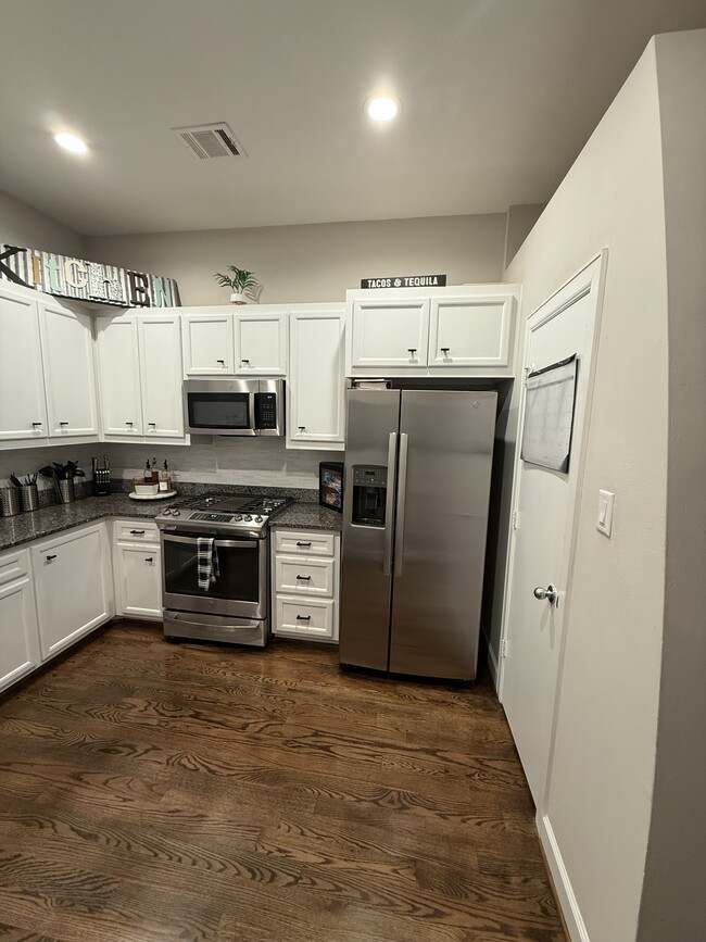 Full Kitchen with updated black accents - 8705 Bryam