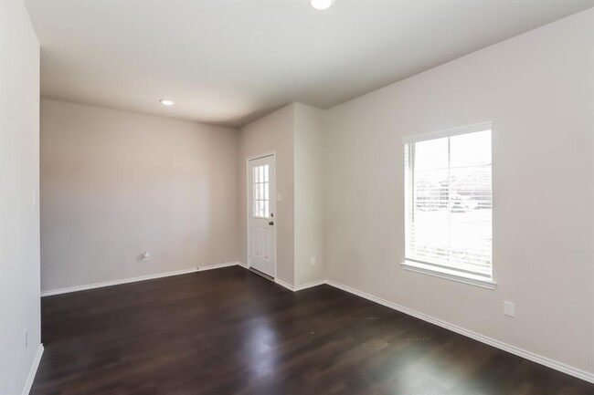 Foto del edificio - 331 Jewett Meadow Dr
