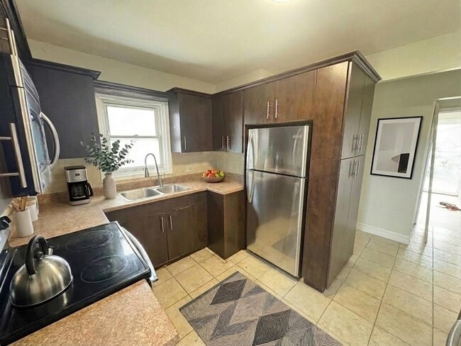 Building Photo - Fully Finished 3 plus den on East Mountain