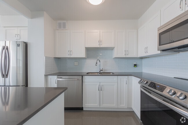 2BR, 1BA - 837SF - Kitchen - 1970 Fowler Dr