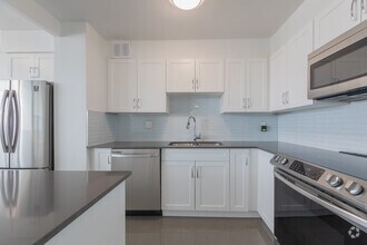 2BR, 1BA - 837SF - Kitchen - 1970 Fowler Dr