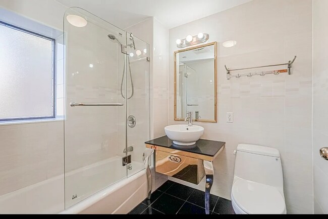 Foto del edificio - 1587 E 19th St