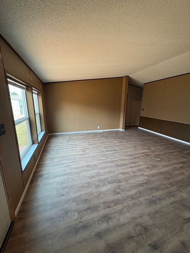 Building Photo - 3 Bedroom Unit behind Gallatin Valley Mall!