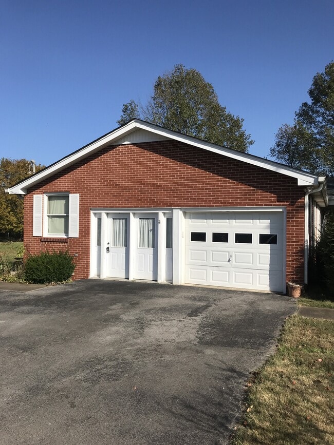 Building Photo - 285 Poplar Hill Rd