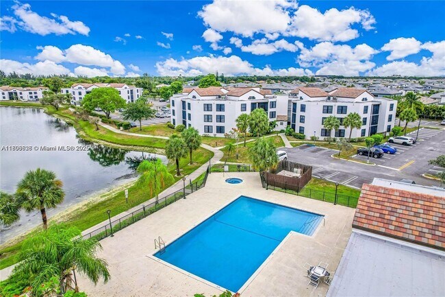 Foto del edificio - 210 Lake Pointe Dr