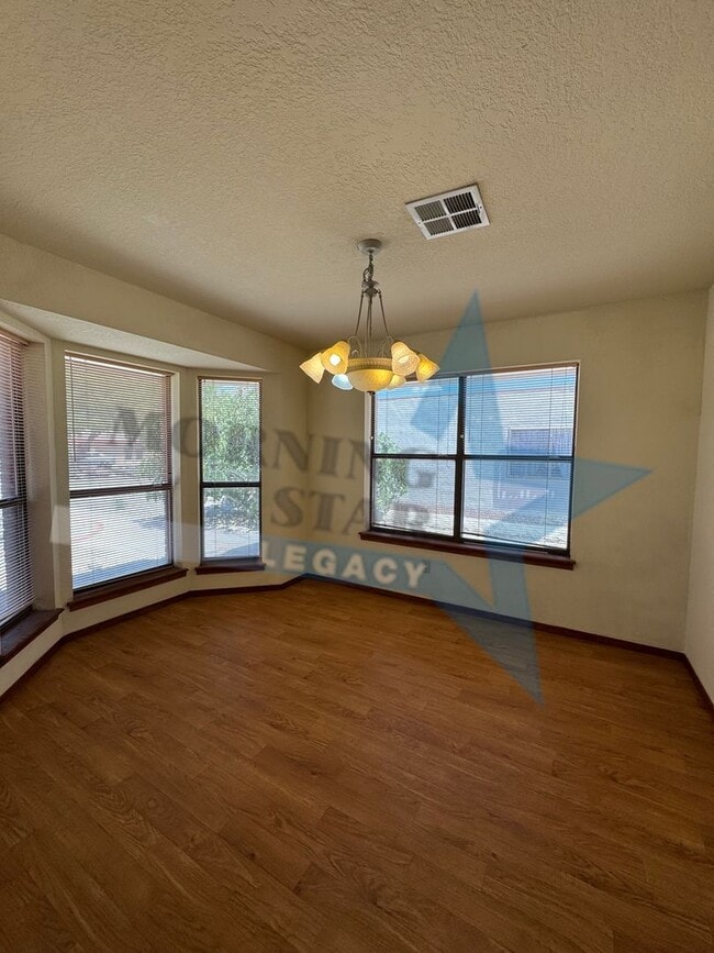 Building Photo - Large ranch style home in Telshor Area!