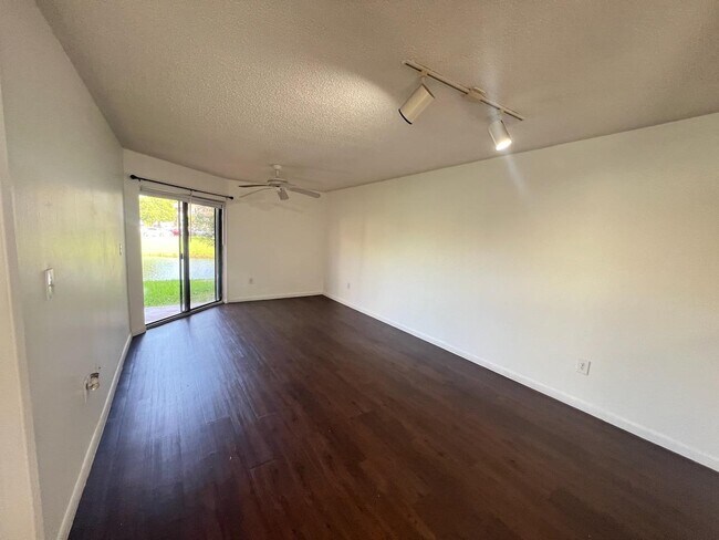 Foto del edificio - 9875 Nob Hill Ct