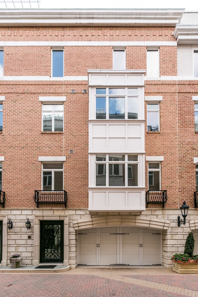 Building Photo - 639 Ponte Villas S