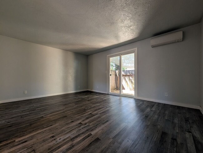 Building Photo - 1044 Q St