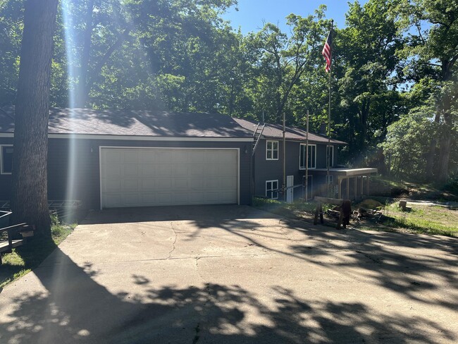 Building Photo - 489 Cedar River Rd