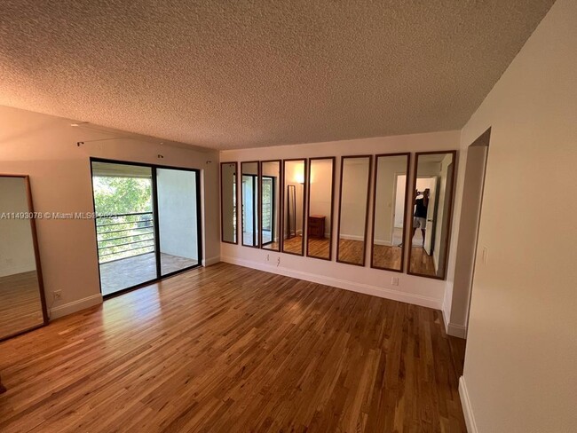 Building Photo - 2304 S Cypress Bend Dr
