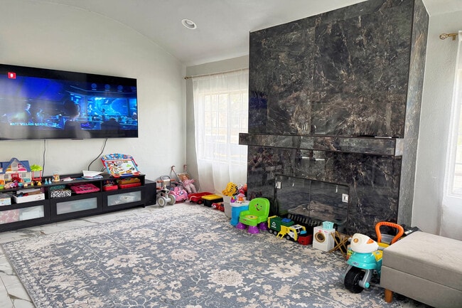 Building Photo - 1245 N Orchard Dr