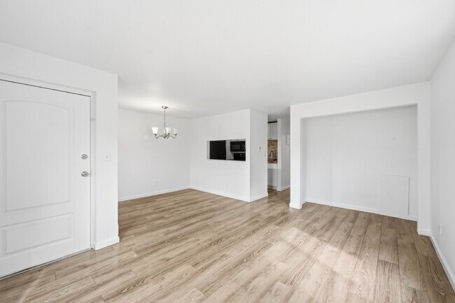 Foto del edificio - $1,440.95 with $300 Off the first month's rent,  2 Beds - 1 Bath, Condo in Denver with Granite Co...
