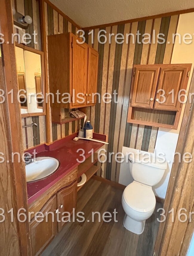 Building Photo - $925 - 3 bed 1 bath - Single Family Home