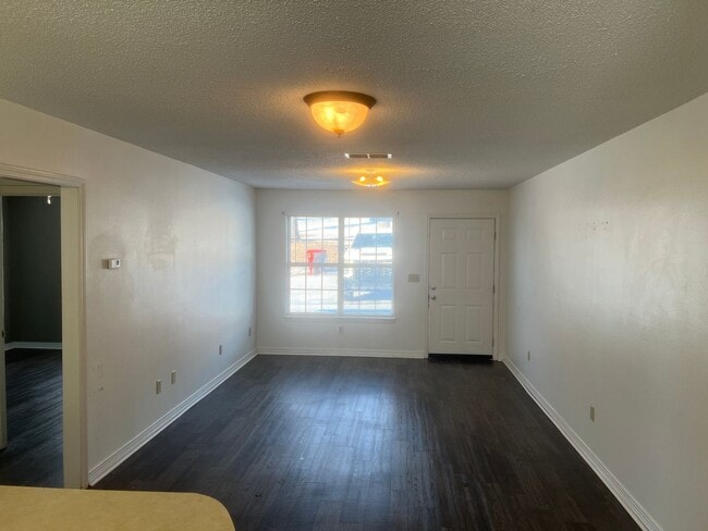 Building Photo - 2 Bed 1 Bath Duplex