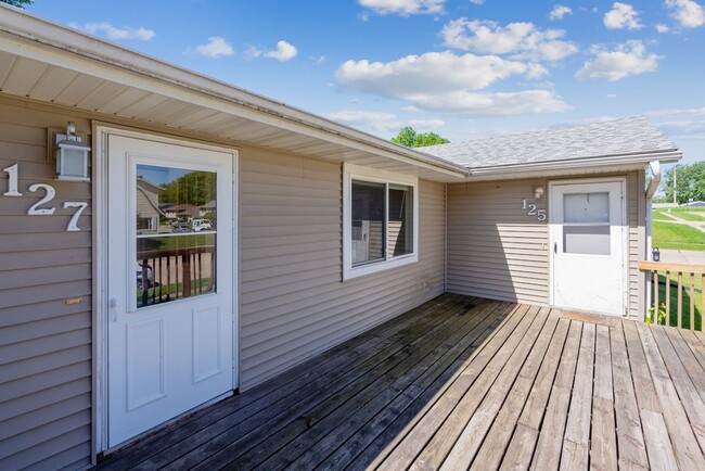 Building Photo - 125 - 127 West Gate - Cedar Falls (Duplex)