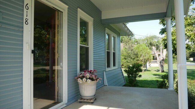 Building Photo - 618 E Live Oak St