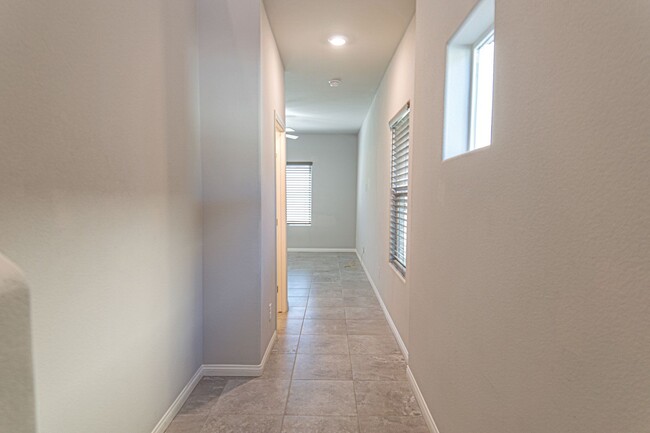 Foto del edificio - 4445 Zara Point Ave