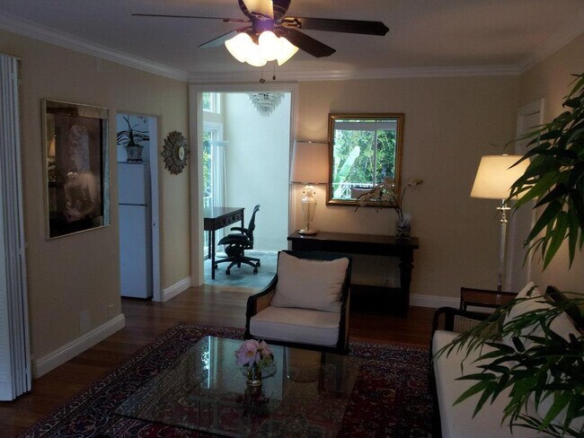 Foto del edificio - 726 N Elm Dr
