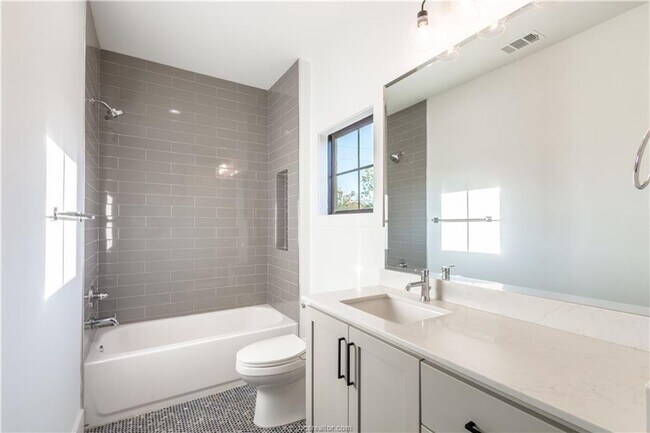 Building Photo - Immediate Move-In! 2/2 Garage Apartment in...
