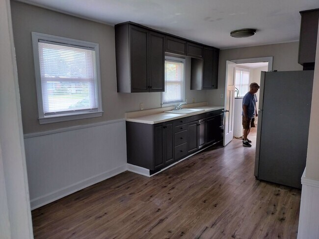 Building Photo - Elbow Room and Workshop