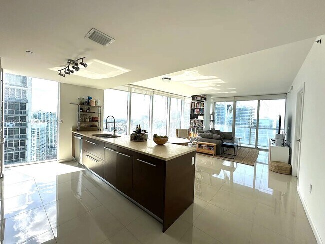 Foto del edificio - 475 Brickell Ave