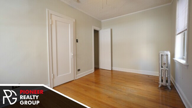 Building Photo - 542 W Surf St