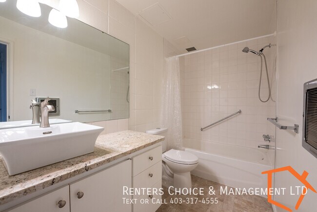 Photo du bâtiment - Adult Only Building with Elevator + Laundry Onsite