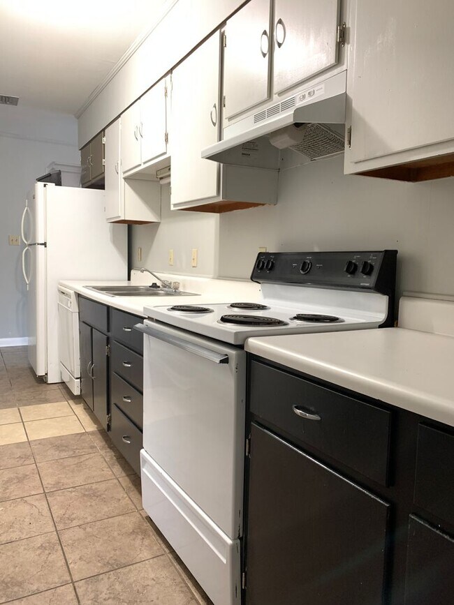 Foto del edificio - 643 W Matthews Ave