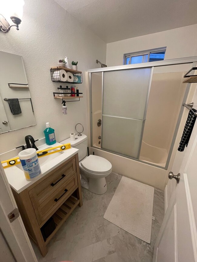 Building Photo - Newly Updated 3 Bedroom House in Seaside -...