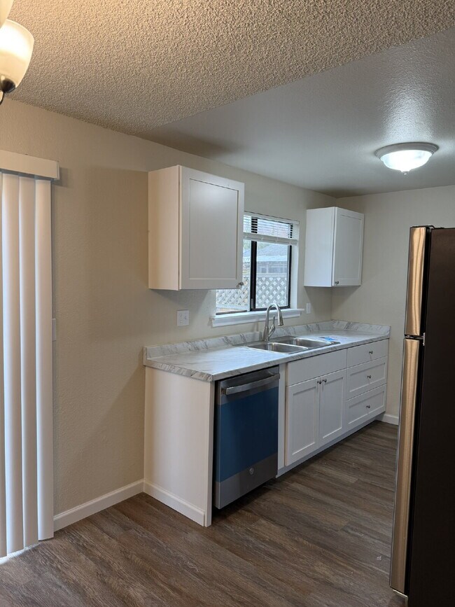 Foto del edificio - Fully Remodeled 2 Bedroom Unit- Available for Immediate Move In