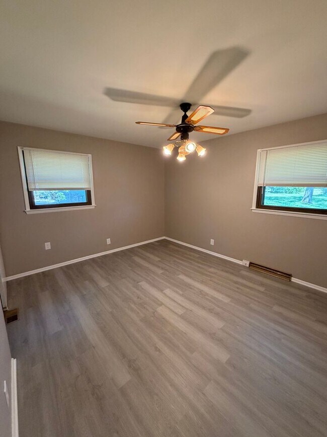 Foto del edificio - 3 Bed/1 Bath Home with Garage Parking!!