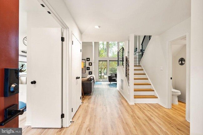 Building Photo - 2120 S Bay Ln