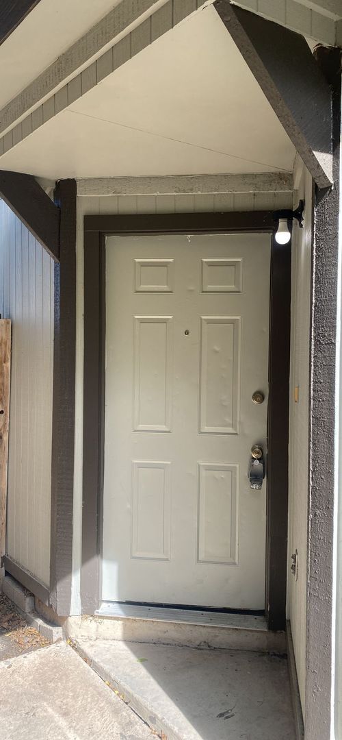 Building Photo - Large 3 bed 2 bath duplex