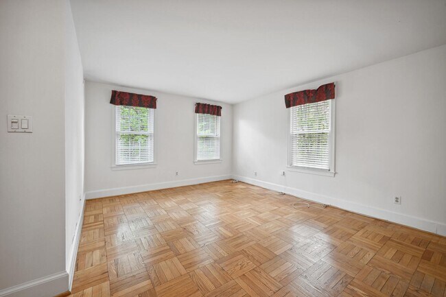 Foto del edificio - Large, Renovated Apartment Less Than 5 Min...