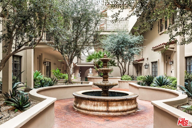 Building Photo - 851 N San Vicente Blvd