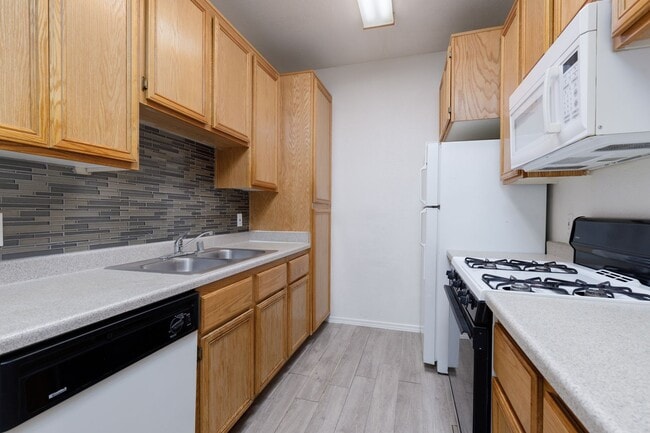 Foto del edificio - Two bedroom unit in gated NE community with pool