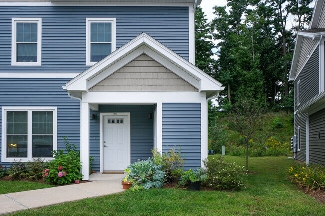 Foto del edificio - 2 bed, 1 bath apartment with washer and dryer included (65 Griffin Ln #202)