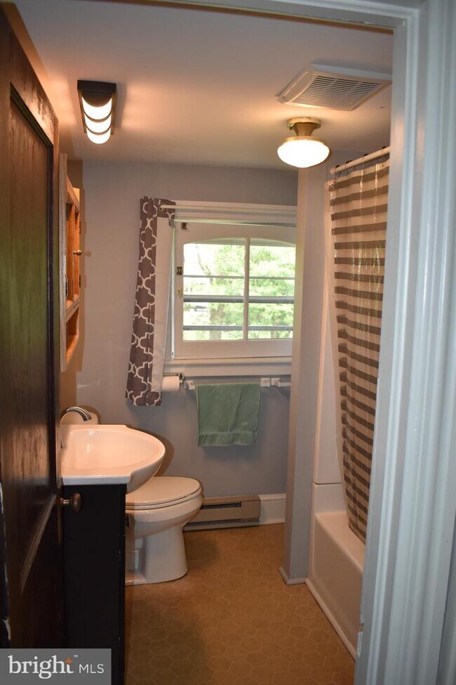 Building Photo - 300 S Cedar Ln