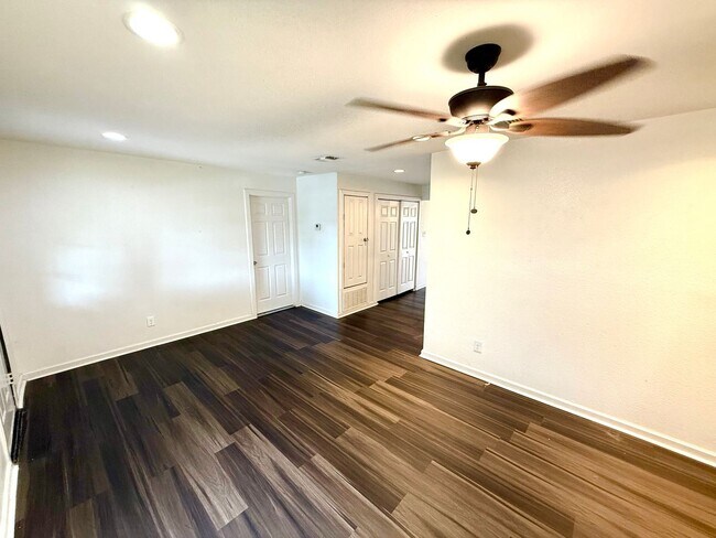 Building Photo - **APPLICATION RECEIVED** Charming 3 Bedroo...