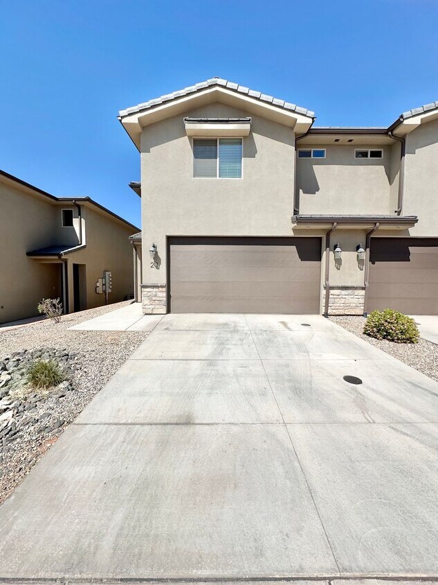 Primary Photo - Tortoise Rock Dr Townhome!