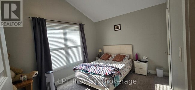 Building Photo - 261 Cairn St