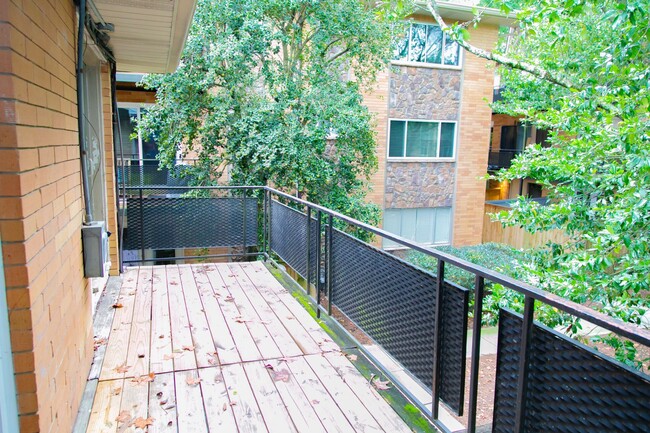 Building Photo - Welcome to Arborgate! Spacious Condo in He...