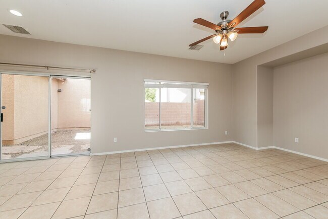 Foto del edificio - 1230 Maple Pines Ave