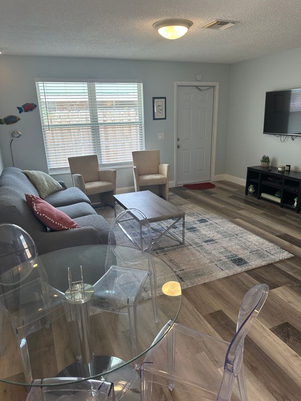 Foto principal - 617 NE 3rd Ave