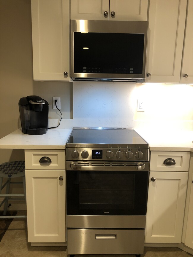 Stove and microwave, which vent to exterior - 815 Howard St